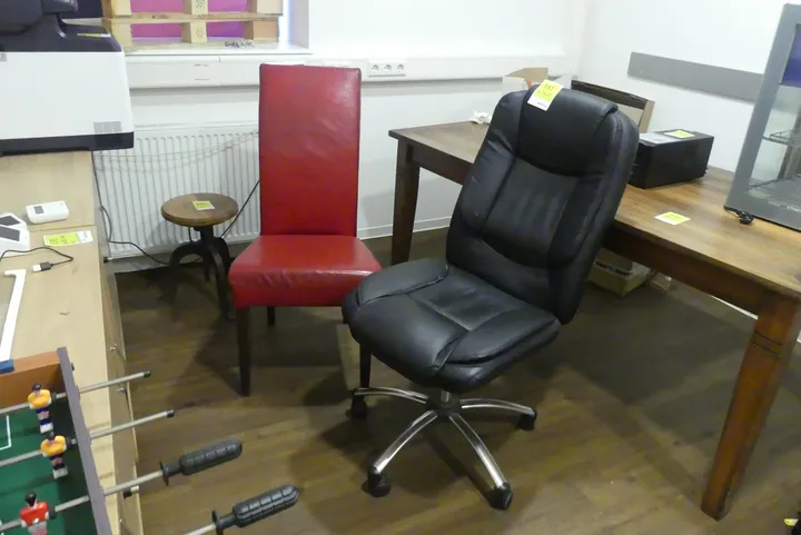 1x Bürostuhl, 1x Stuhl